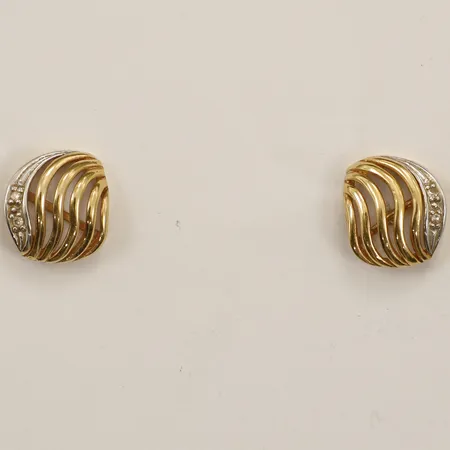 Ett par örhängen med diamanter 4xca0,01ct, 11,7x13,4mm 18K Vikt: 3,4 g
