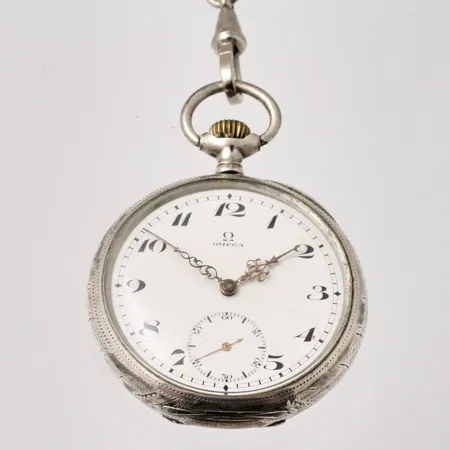 Fickur Omega manuell, Ø50cm, liten sekundvisare, silver 900/1000, verk-nr 5008423, boett-nr 5795279, bakboett saknas, sprickor i urtavla, klockkedja i metall. Vikt: 0 g