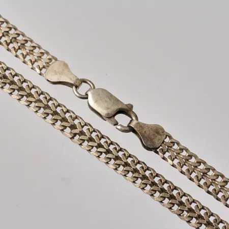 Collier 43,5cm fiskbenslänk bredd 5,6mm, silver 925/1000, 2st brott på kedjan, 13,4g.