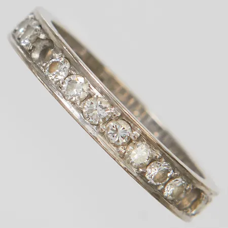 Halv alliansring med diamanter 13 x ca 0,03ct stl:18, bredd 3,5mm, vitguld, två stenar saknas, personlig gravyr, 18K Vikt: 4,9 g