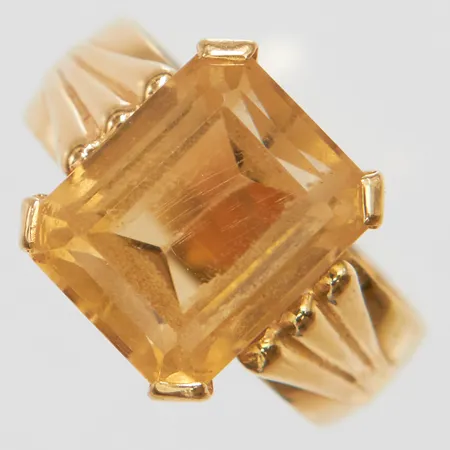 Ring med citrin ca.12x9,8mm, stl:18¼, bredd: 5,7-12,8mm, oläsliga stämplar, 18K, bruttovikt 5,9g Vikt: 5,9 g
