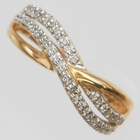 Ring med diamanter 40 x ca 0,005ct, stl:17¼, bredd 2-6,5mm, 9K Vikt: 1,8 g