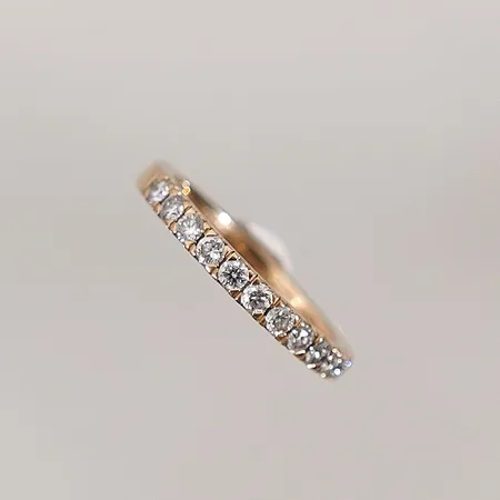 Ring med diamanter 0,33ctv stl: 16mm bredd: 2.3mm 18k  (med gravyr) Vikt: 2,8 g