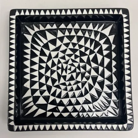 Fat Domino Stig Lindberg Gustavsberg, geometriska trianglar i reliefdekor, svart och vit, ca 20x20cm, höjd ca 3cm, stengods Skickas med postpaket.