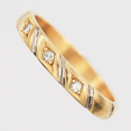 Ring Engelbert med briljantslipade diamanter 3 x ca 0,03ct, stl: 16¼, 18K guld Vikt: 3 g