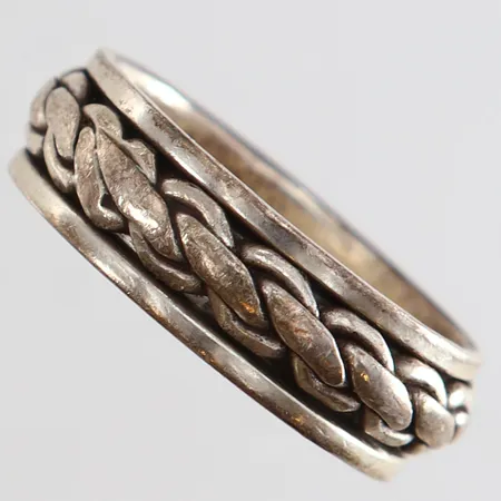 Ring med dekor stl:23¼ bredd 8,5mm Silver 925/1000.  Vikt: 9,5 g