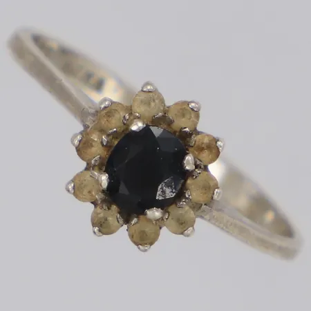 Ring med stenar stl:17¼, bredd 8,9mm, Mema, något skev, silver 925/1000 Vikt: 1,8 g