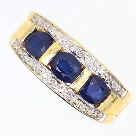 Ring med tre safirer och diamanter 10xca 0,01ct, stl:18¼, bredd 3-8mm, en safir något lös, 18K, Vikt: 4,6 g