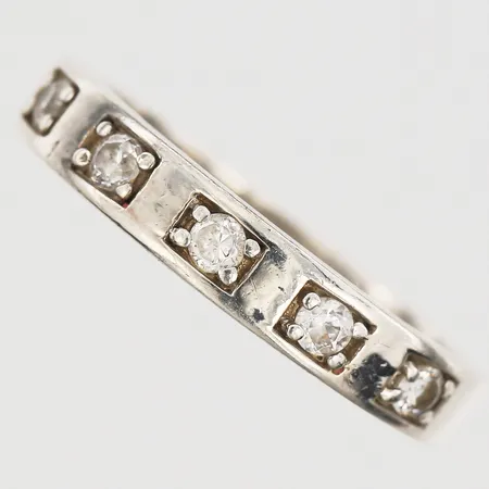 Ring med vita stenar, stl: 19½, bredd 4mm, silver 925/1000 Vikt: 3,9 g