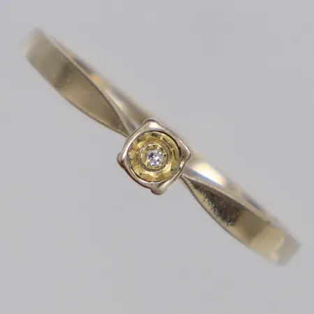 Ring med diamant ca 0,005ct 8/8-slipad stl:18¼, bredd 3,5mm, fattning i rött guld,  vitguld, 18K  Vikt: 1,5 g