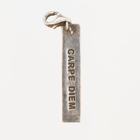 Hänge med text "Carpe diem" längd 47mm, bredd 7mm, silver 925/1000 Vikt: 3,3 g