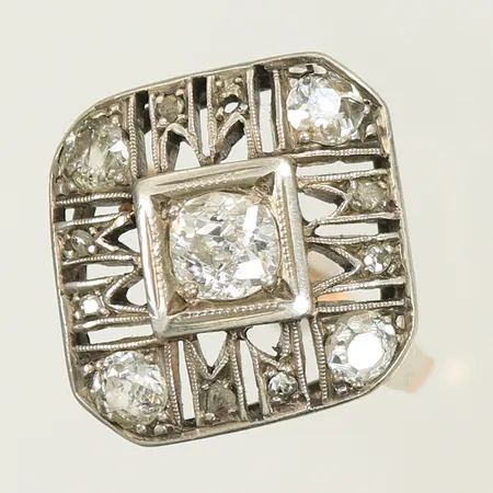 Ring 14K i skenan med ovandel i silver, gammalslipade diamanter 1x ca 0,50ct, 4x ca 0,10ct, 7x ca 0,01ct, stl 18, ovandel 16x16mm, 1 diamant saknas, nagg i stora diamanten samt i en diamant i hörnet,  3,7g totalt
