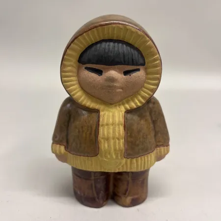 Figurin Nord Lisa Larson Rörstrand, ur serien All Världens Barn, höjd 12cm, stämplad i gods, delvis glaserat stengods, ojämnheter i glasyren