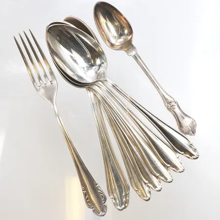 Diverse matsilver, olika former och modeller, flertalet med gravyr, 830/1000 silver Vikt: 336,3 g