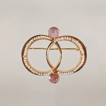 Brosch med rosaglas och små pärlor bredd: 3.2-3.6mm 18k Vikt: 4,8 g