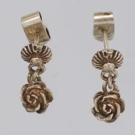Örhängen med rosor, längd 17,8mm, bredd 6,4mm, silver 900/1000 Vikt: 2,1 g