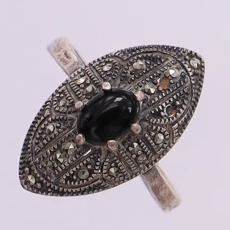 Ring med markasiter och svart sten, stl:18¾ bredd 2,7-22,8mm, saknar stenar silver 925/1000 Vikt: 4,8 g