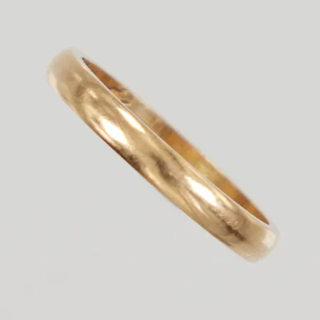 Ring stl:17¼ bredd 2,8mm, gravyr, 18K,  Vikt: 3,2 g