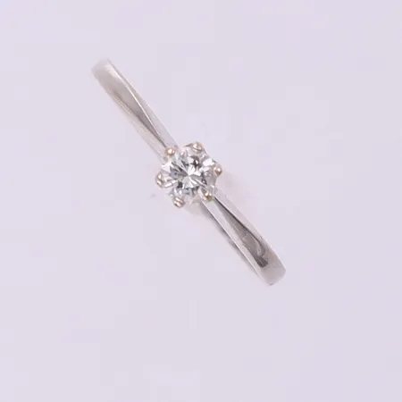 Enstensring med diamant ca 0,13ct, stl:16 bredd ,6-3,7mm, GFAB. 18K Vikt: 2,4 g