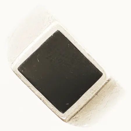 Klackring med onyxplatta stl:20 bredd 4,7mm något skev skena silver 925/1000 Vikt: 9,3 g