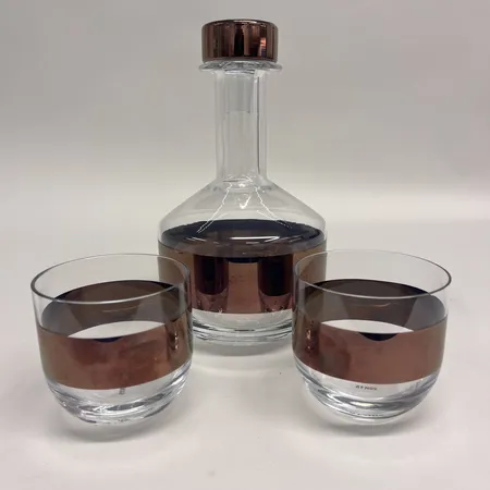 Whiskykaraff med propp och 2 whiskyglas Tank Tom Dixon, munblåst glas, höjd 8-22cm Skickas med postpaket.