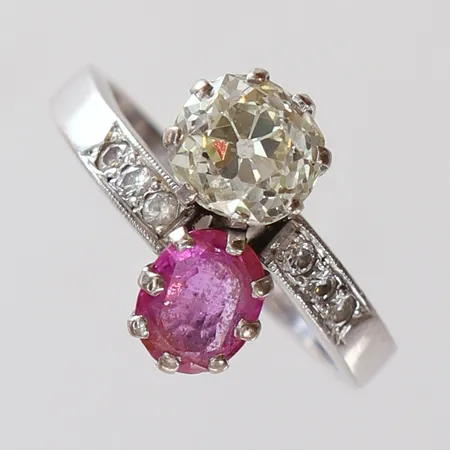 Tvillingring med rubin 1 x ca 1,00ct ca 6,50x5,44,3,87mm och gammalslipad diamant 1 x ca 1,00ct ca 6,43x6,13x6,4mm samt 6 x 0,02ct stl:16¼ beredd 2,4-13mm E. Olenfalk Guldatelje AB Stockholm 1991 vitguld 18K. Vikt: 5,2 g