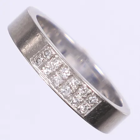 Ring med diamanter totalt 0,12tv enligt gravyr stl:17¼ bredd 4mm, vitguld, 18K Vikt: 6,6 g