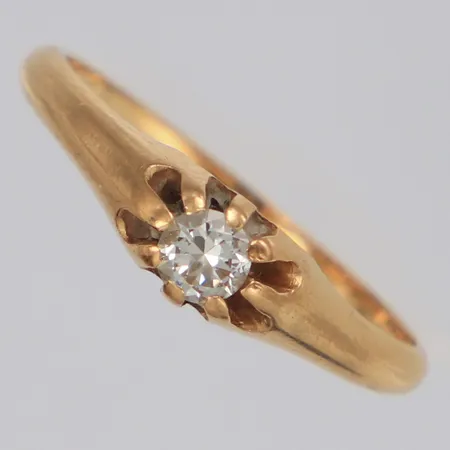Ring med gammalslipad diamant ca 0,15ct stl:16½, bredd 4,6mm, skadad klo, 18K  Vikt: 2 g