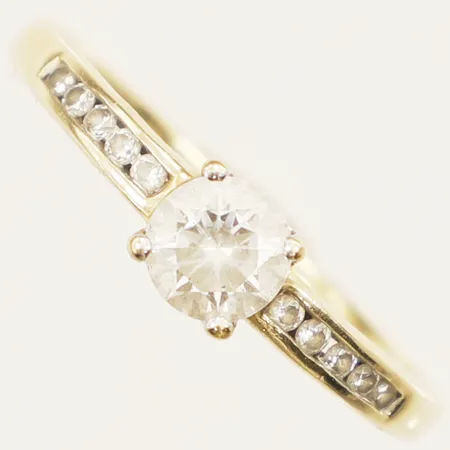 Ring med vita stenar stl:17½ bredd 5mm 18K Vikt: 2,2 g