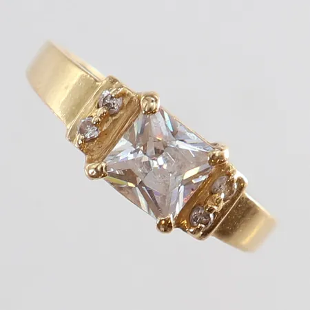 Ring med vit sten stl:17 bredd 1,9-5,5mm skev 14K.  Vikt: 1,7 g