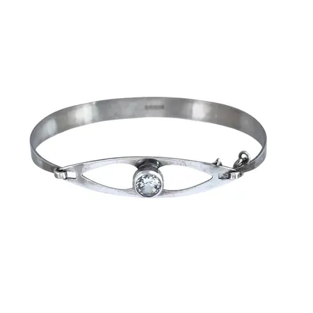 Retro Armring Finland silver 925/1000 Kultaseppa Salovaara 1973 (U7), öppningsbar, inre mått 19,5 cm, bredd 7,4-13 mm, säkerhetskedja, sten utan anmärkning Vikt: 11,2 g