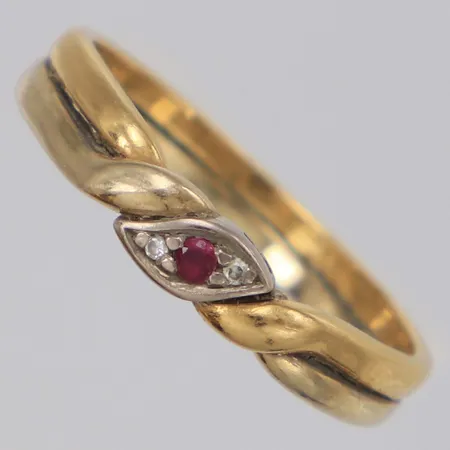 Ring med röd sten och diamanter 2x ca 0,005ct stl:19, bredd 4mm, tvåfärgad, 18K Vikt: 4 g
