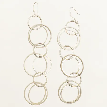 Ett par örhängen längd 100mm bredd 22mm skeva krokar silver 925/1000 Vikt: 9,1 g