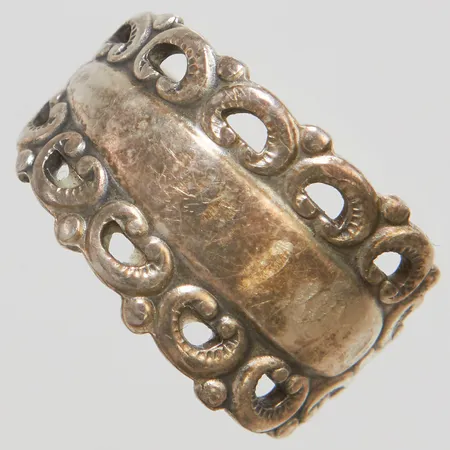 Ring stl:19½, bredd: 4,5-15mm, silver 830/1000 Vikt: 6,2 g