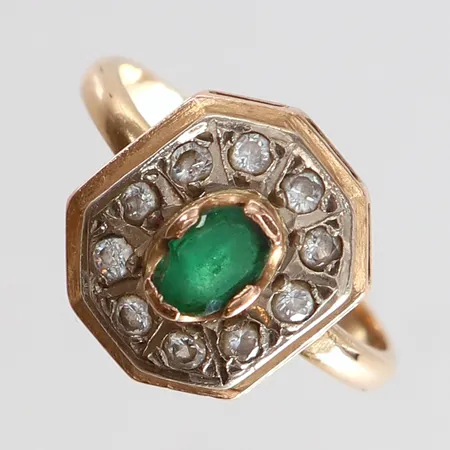 Ring med grön och vita stenar stl:18½ bredd 2-14,5mm tvåfärgad stenar med nagg 14K. Vikt: 4 g
