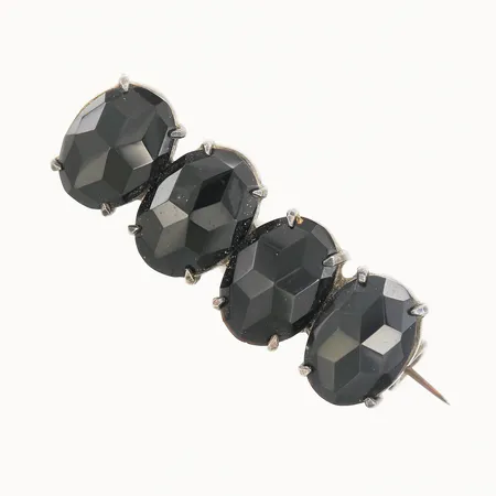 Brosch med svarta fasetterade onyxer, längd 33mm, bredd 10mm, silver 830/1000 Vikt: 3 g