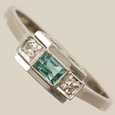 Ring med diamanter totalt 0,06ct enligt gravyr samt smaragd stl:18½ bredd 1,5mm tillverkad av Kommanditbol Juvel-Ateljen Lindah år 1950 18K Vikt: 3,2 g