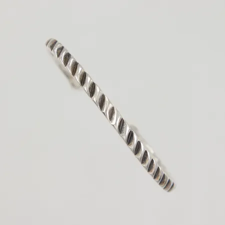 Armring öppen modell, skev, Ø ca 50x62mm, 925/1000 silver Vikt: 12,9 g