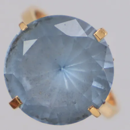 Ring med fasetterad blå sten, troligen syntetisk spinell, stl:17½, bredd 16,5, ojämna klor, 1950-tal, 18K Vikt: 6,7 g