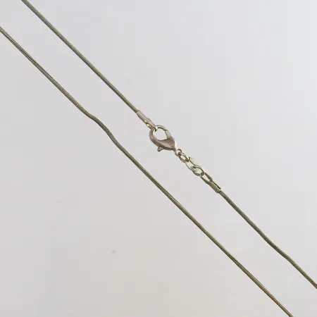 Kedja ormlänk längd 55,5cm bredd 1,2mm ojämn bucklig Silver 925/1000. Vikt: 5,1 g
