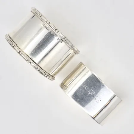 2 udda servettringar, en gravyr, 830/1000 Silver, Vikt: 54,8 g