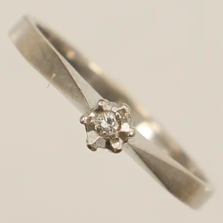 Ring med diamant 1xca0,02ct stl:16 bredd 3,8mm vitguld 18K Vikt: 1,7 g