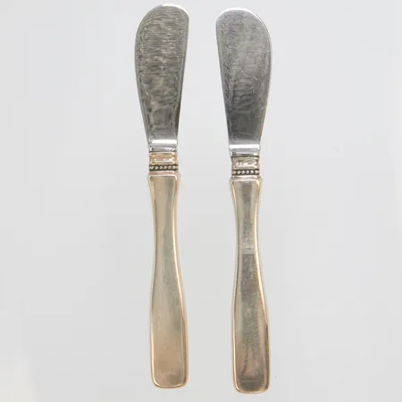 Två smörknivar med blad i rostfritt stål längd 16,5cm, modell Uppsala, silver 830/1000, bruttovikt 113,6g Vikt: 113,6 g