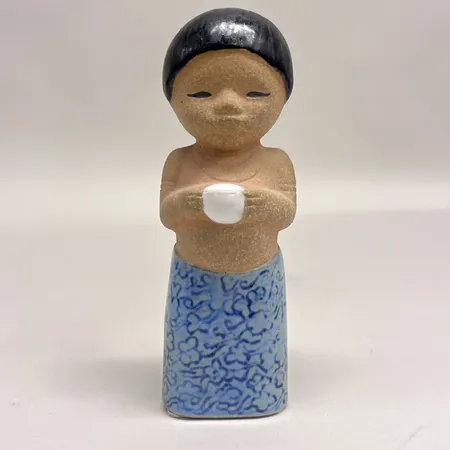 Figurin Maria Lisa Larson Rörstrand, ur serien All Världens Barn, höjd 14cm, stämplad i gods, delvis glaserat stengods, ojämnheter i glasyren