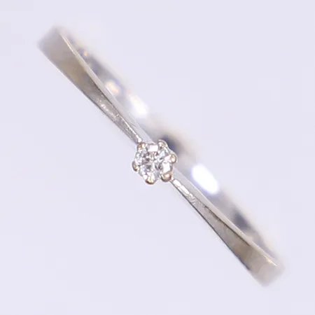 Ring med diamant 1xca 0,005ct stl:16½ bredd 2mm, vitguld, i behov av omrodiering, 18K Vikt: 1,4 g
