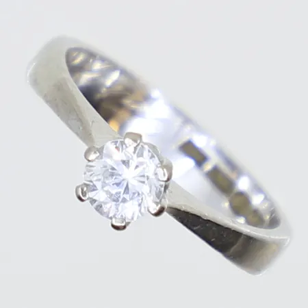 Ring med vit sten stl:16½ bredd 4-5mm svenska stämplar, vitguld, gravyr, 18K  Vikt: 4 g