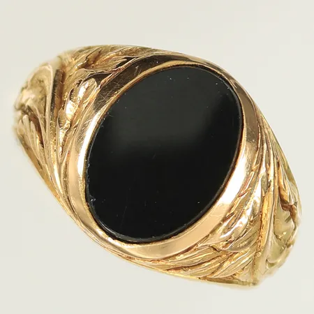 Klackring med svart sten/onyx, stl 21 bredd 5-15mm, 14K 11,8g totalt