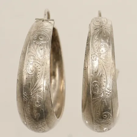 Ett par örhängen med mönsterdekor Ø30,5mm bredd 10mm silver 925/1000 Vikt: 8,3 g
