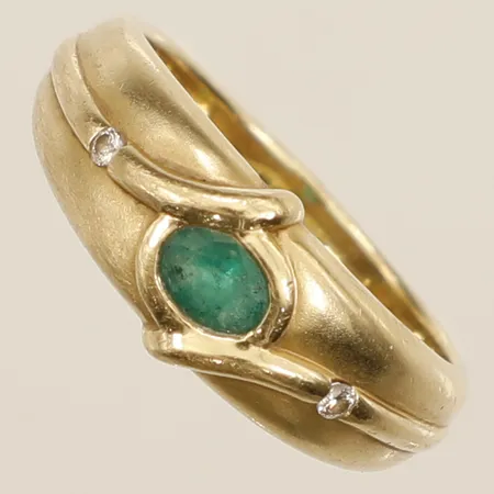 Ring med smaragd och diamanter 2x0,01ct stl:17¾ bredd 3,3mm 18K Vikt: 5,8 g