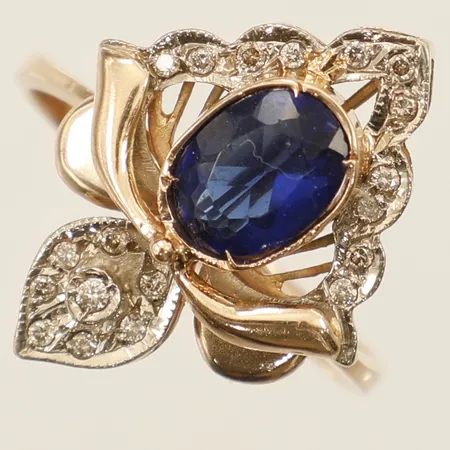 Ring med blå sten samt diamanter ca19xca0,005ct, stl:18½ bredd 22,4mm 14K Vikt: 3,9 g